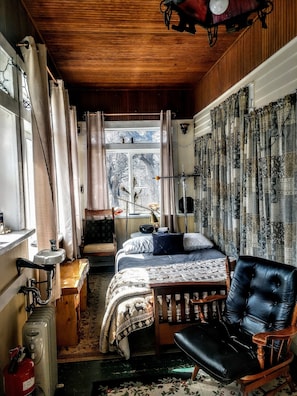 2 habitaciones, tabla de planchar con plancha y cuna de viaje