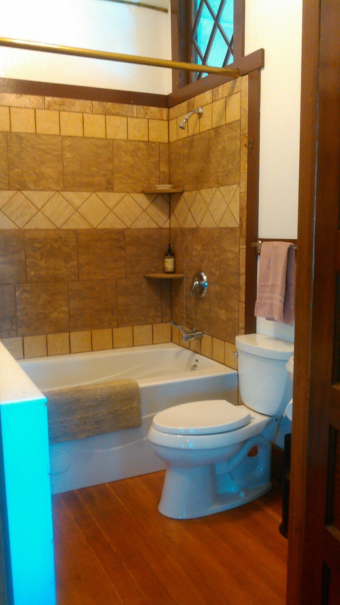 Baignoire, sèche-cheveux, serviettes fournies, savon
