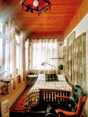 2 bedrooms, iron/ironing board, travel cot, free WiFi - Thee Forks Mt. Historic 1910 Bryant Hotel 28 Minutes From Bozeman Montana (Three Forks)