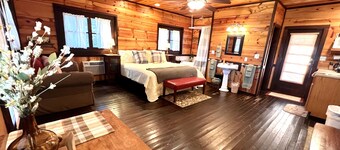 Romantic Cabin with Jetted Tub!  Minutes to Branson Landing and 76 Strip