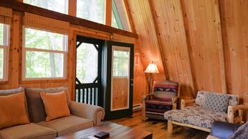 Een smart-tv, een open haard en een stereo