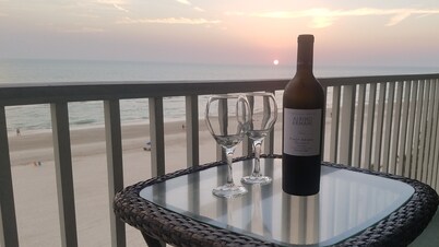 Luxurious Penthouse Oasis - Direct Beachfront/Oceanfront - 2 Parking Spots!!!