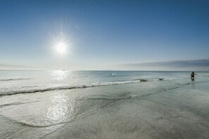Rannalla, aurinkotuoleja