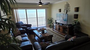 Téléviseur connecté, livres, sélection de films, chaîne audio