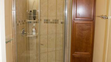 Dusche, Haartrockner, Handtücher, Seife
