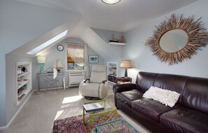 TV connectée, cheminée, livres