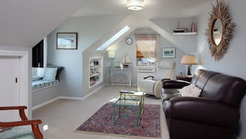 TV connectée, cheminée, livres