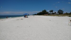 Una spiaggia nelle vicinanze, lettini da mare, teli da spiaggia