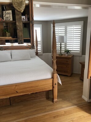 4 bedrooms, iron/ironing board, WiFi, bed sheets - Sprawling Ranch House With Pool (Thousand Oaks)