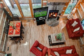 Interior - MOUNTAIN HIDEAWAY - AUTHENTIC LOG CABIN MINUTES TO PARKWAY AND ATTRACTIONS!!! (Pigeon Forge)
