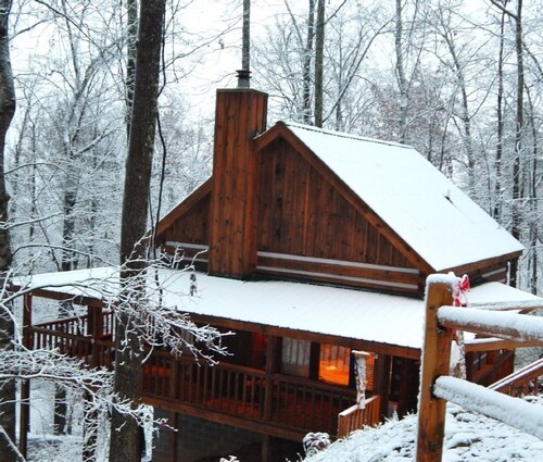 MOUNTAIN HIDEAWAY - AUTHENTIC LOG CABIN MINUTES TO PARKWAY AND ATTRACTIONS!!!