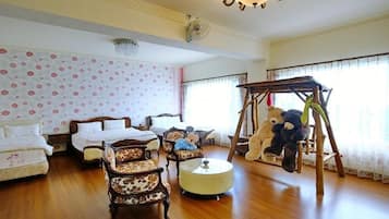Una habitación con dos camas, piso de madera, un candelabro y un columpio de osito de peluche.