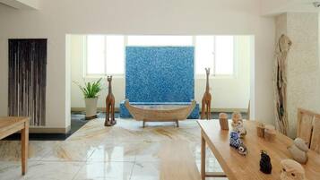 Un interior moderno con una bañera, muebles de madera y objetos decorativos.