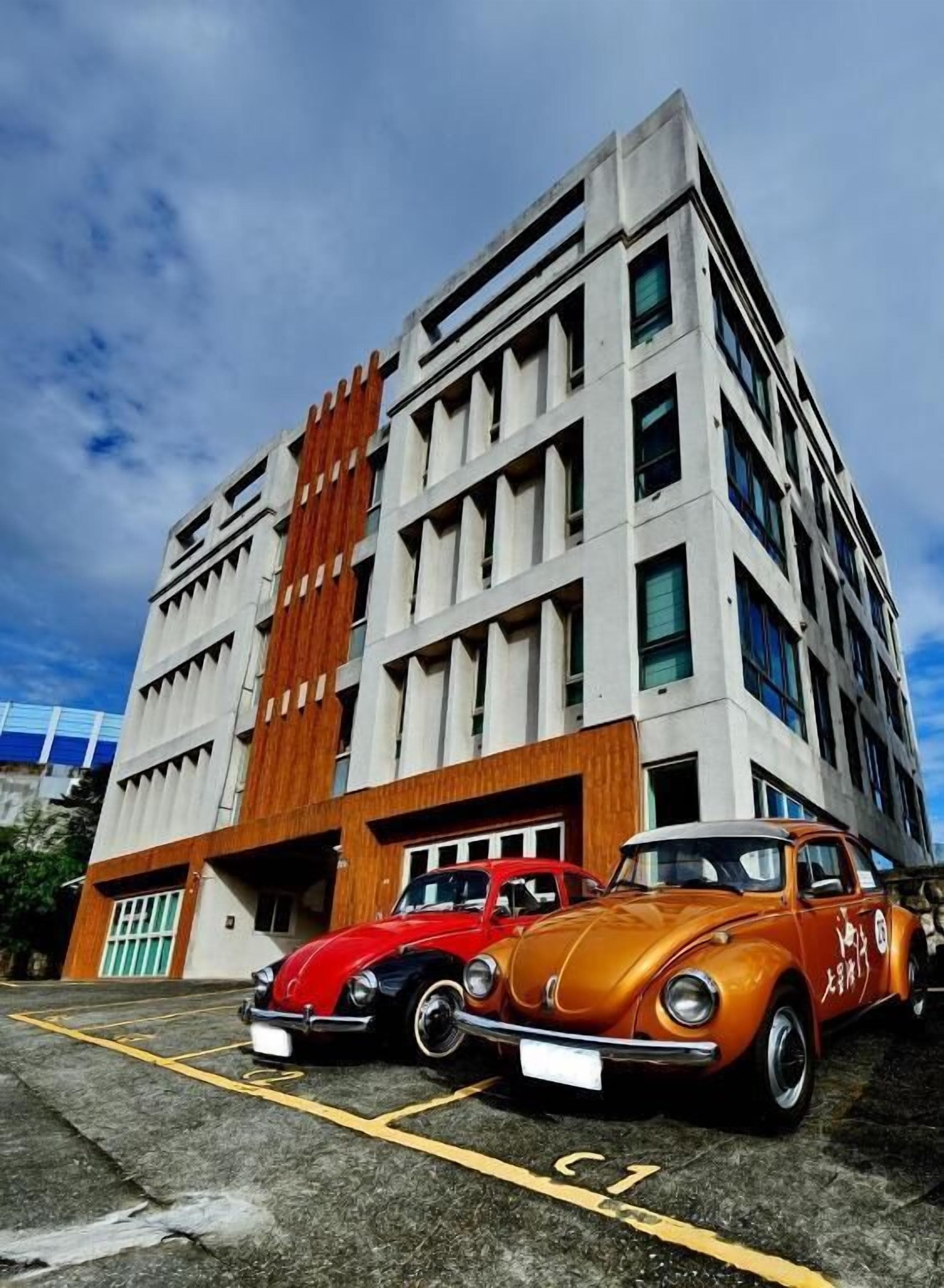 Un edificio moderno con estacionamiento.