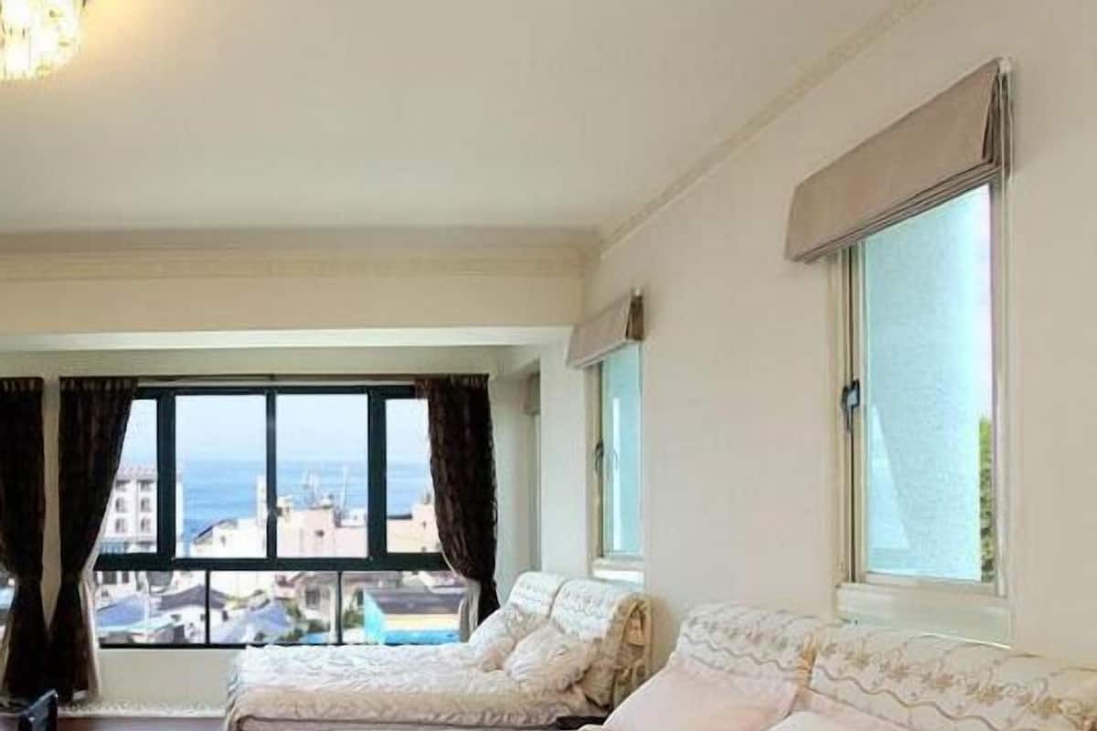 VIP六人房 | 高档床上用品、遮光窗帘、隔音、免费 WiFi