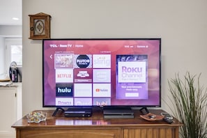 Un televisor TCL Roku muestra varios servicios de transmisión en la pantalla de inicio.