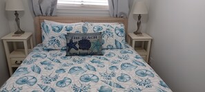 1 quarto, ferros/tábuas de passar roupa, berço de viagem