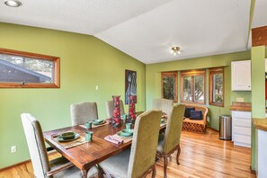 Dining - Amazing Mountain Views - Flagstaff Peak View Retreat spacious with AC (Flagstaff)