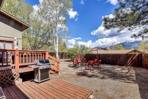 Outdoor dining - Amazing Mountain Views - Flagstaff Peak View Retreat spacious with AC (Flagstaff)
