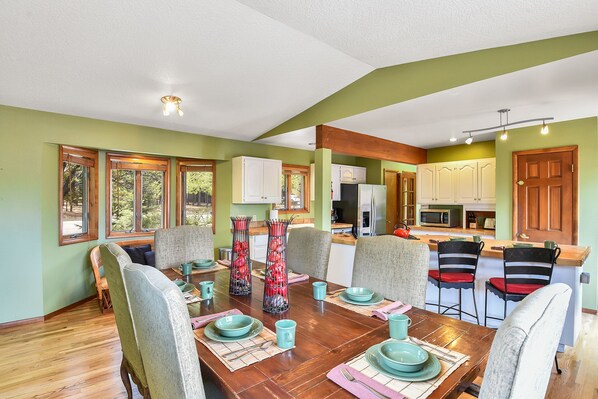 Dining - Amazing Mountain Views - Flagstaff Peak View Retreat spacious with AC (Flagstaff)