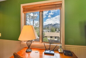 Interior - Amazing Mountain Views - Flagstaff Peak View Retreat spacious with AC (Flagstaff)