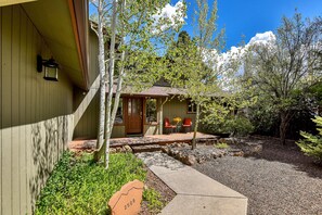 Exterior - Amazing Mountain Views - Flagstaff Peak View Retreat spacious with AC (Flagstaff)