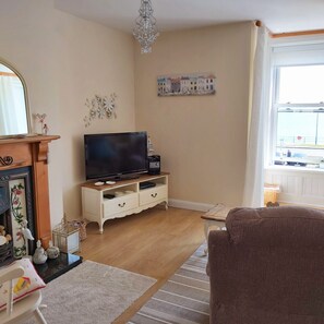 Fernseher, Kamin, DVD-Player