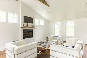 Una Smart TV, una chimenea, videojuegos, libros