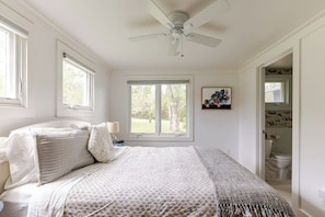 3 slaapkamers, een strijkplank/strijkijzer, gratis wifi, beddengoed