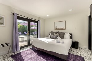 5 habitaciones, escritorio y tabla de planchar con plancha 