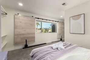 5 soverom, skrivebord, strykejern/-brett og reiseseng for barn