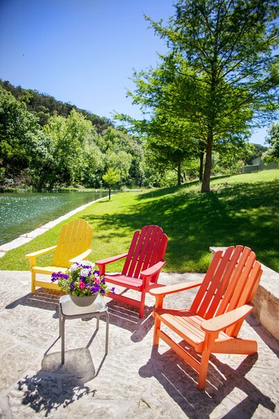 Live Water!!! A Spectacular Hill Country Family Retreat with waterfront privacy