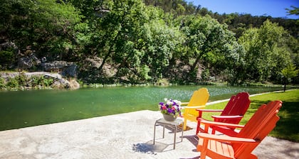 Live Water!!! A Spectacular Hill Country Family Retreat with waterfront privacy
