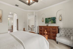 4 bedrooms, in-room safe, desk, iron/ironing board