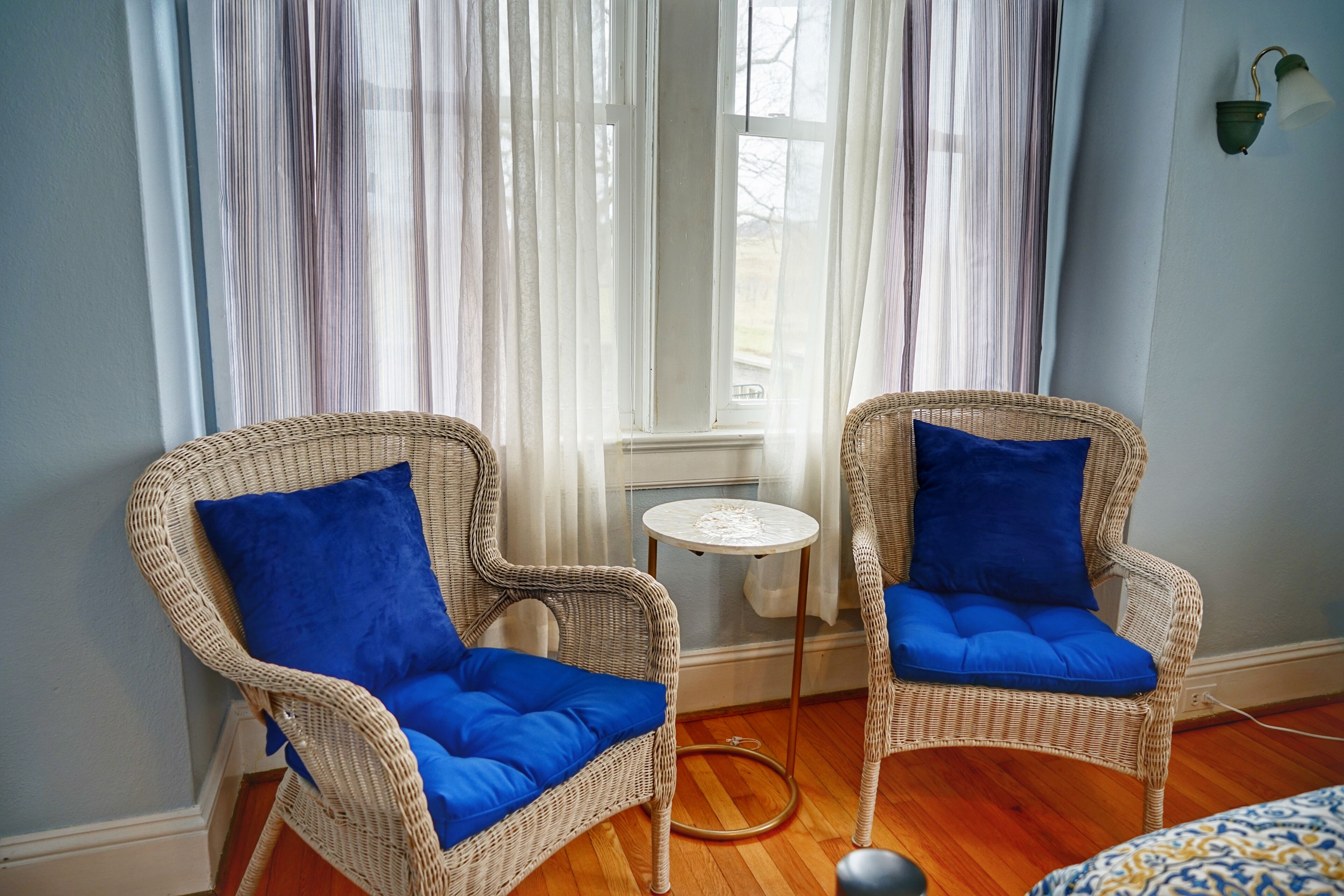 TV connectée, cheminée, livres