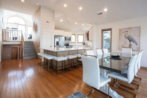 10% off for a 7 night booking! Super location, private pool and hot tub! 5 bdrms