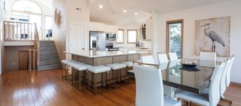 16 personnes, piscine chauffée, bain à remous, 5 chambres, 4 salles de bains, salle de jeu, grande cour!