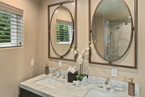 Shower, jetted bath, hair dryer, towels - Spacious 5 Bedroom/3 Bathroom Tranquil Sedona Getaway! (Sedona)