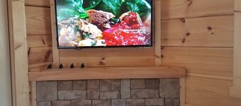 Your dog wants this cabin! Close to Casino & WCU. NO crazy hills!