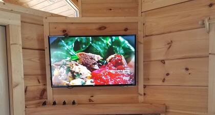 Your dog wants this cabin! Close to Casino & WCU. NO crazy hills!