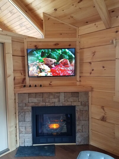 Your dog wants this cabin! Close to Casino & WCU. NO crazy hills!