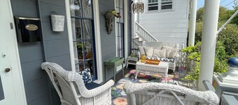 1.5 blocks to beach & mall! Dog friendly. Porches, yard, parking. AC. Sleeps 13.