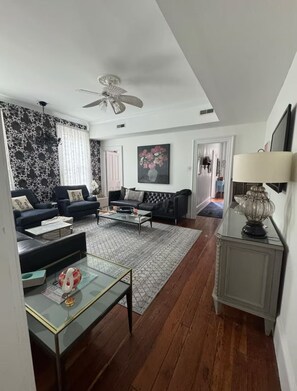 Smart TV, fireplace, books, music library