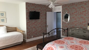 5 bedrooms, desk, iron/ironing board, travel cot