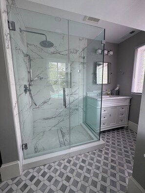 Combined shower/bathtub, hair dryer, soap, toilet paper