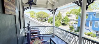 1.5 blocks to beach & mall! Dog friendly. Porches, yard, parking. AC. Sleeps 13.