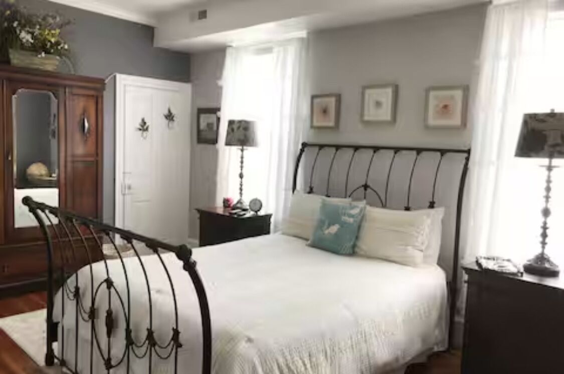 5 chambres, bureau, fer et planche à repasser, lit parapluie