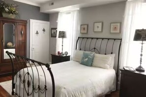 5 bedrooms, desk, iron/ironing board, travel cot