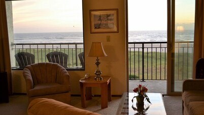 Oceanfront 3rd floor, Balcony with Spectacular Ocean Views