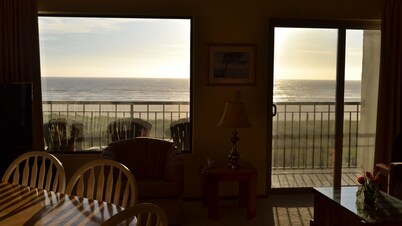 Oceanfront 3rd floor, Balcony with Spectacular Ocean Views